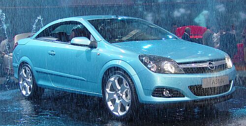 Opel Astra TT in rain