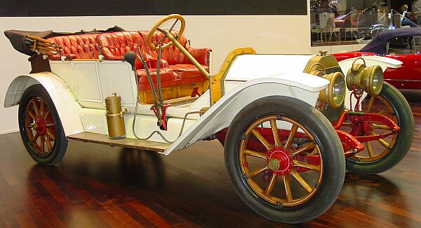 Some of the exhibiting car manufacturers also showed some old cars Lancia