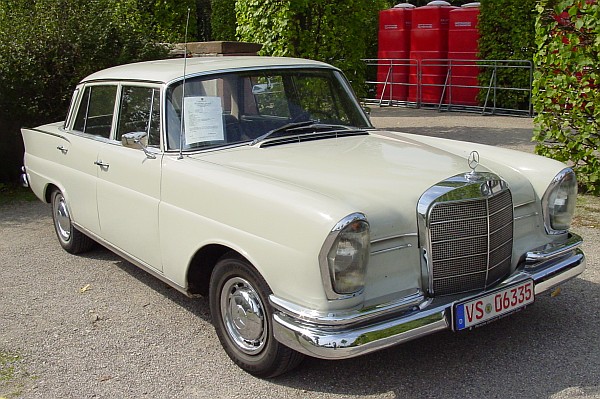 Mercedes 220b Heckflosse